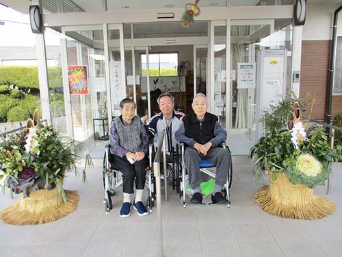 門松のそばで記念撮影