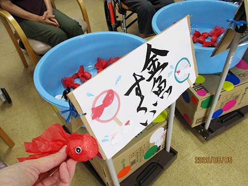 納涼祭の金魚すくい